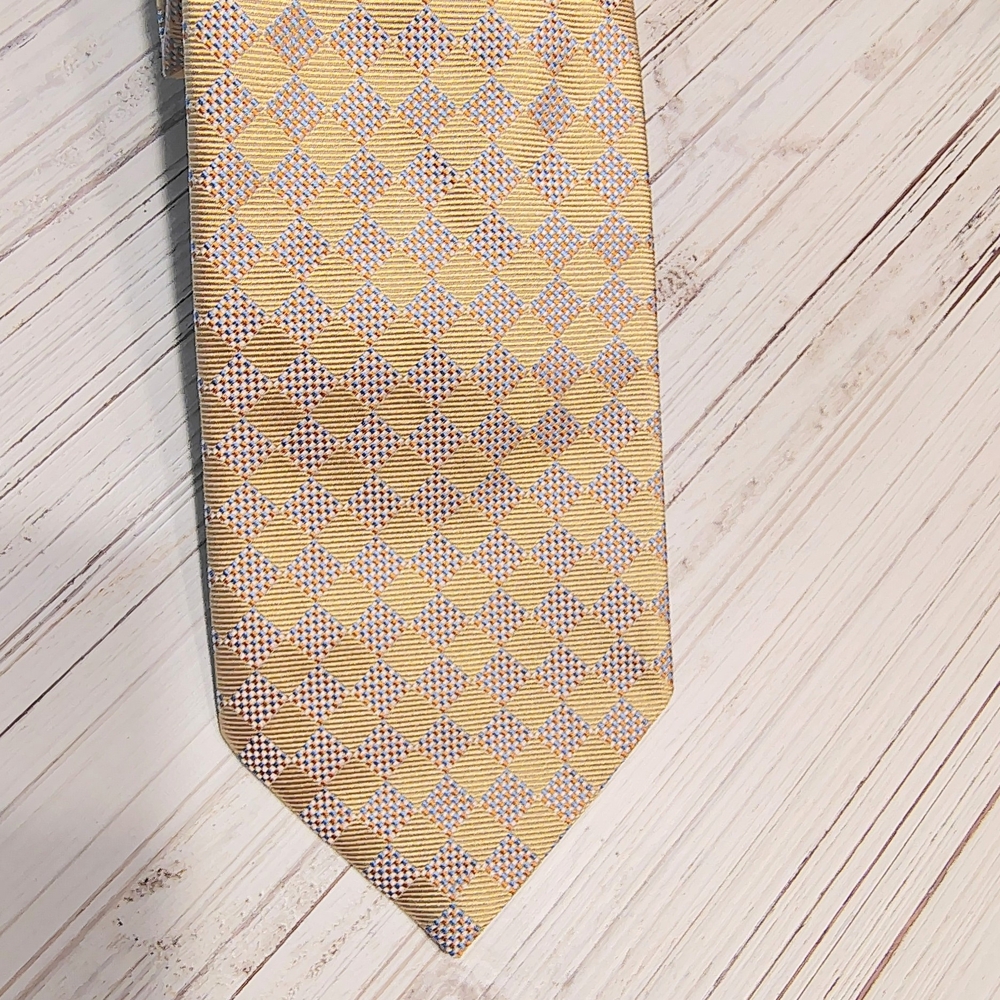 Burberry London Checkered Tie in Yellow and Blue. Made In Italy. 100% Silk.